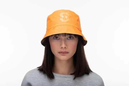 Unisex reversible bucket hat with one side in camouflage and "MAFUZZY" printed on the rim, and the reversed side with the "S" logo printed on the crown in tonal Atomic + Atomic